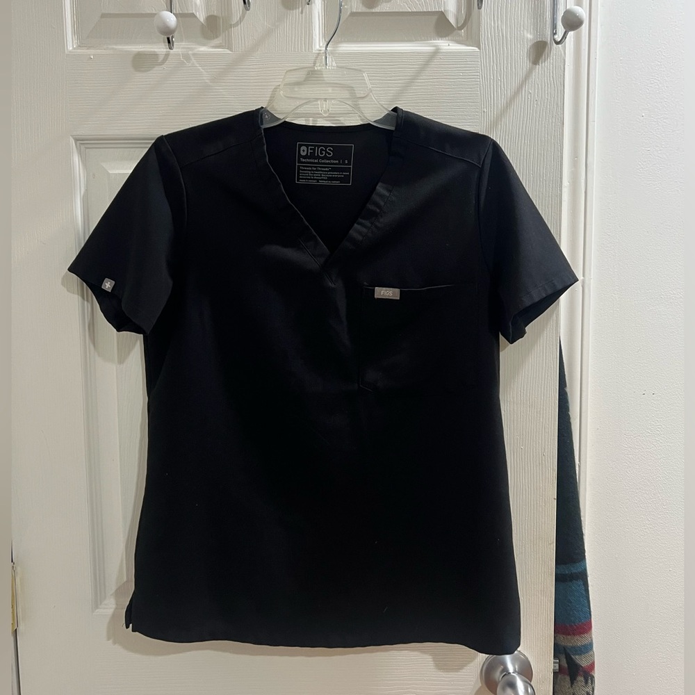 FIGS Catarina Black Scrub Top